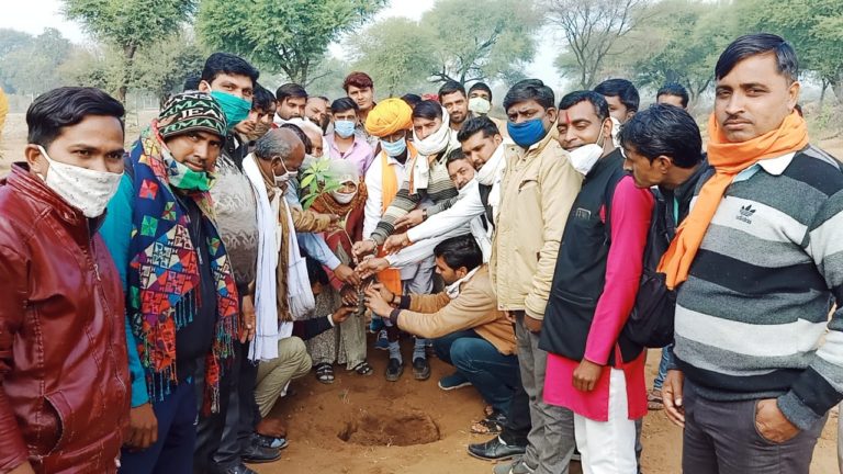 जिला प्रमुख ने चरागाह में किया पौधरोपण , ग्रामीणों ने किया स्वागत।