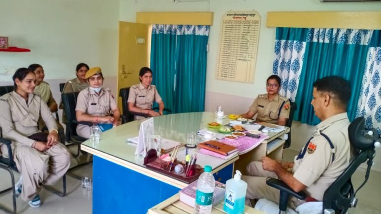 महिला पुलिस कर्मियों की मीटिंग का आयोजन