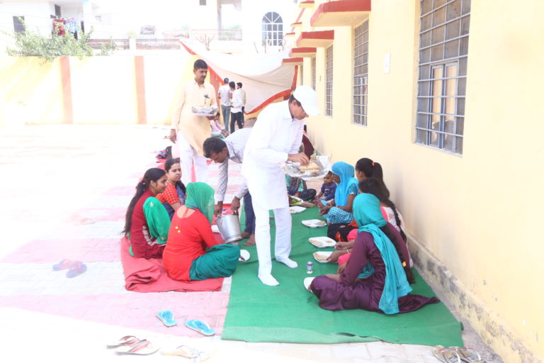 अम्बेडकर नवयुवक संघ ने करवाया अभ्यार्थियों को भोजन, उपलब्ध करवाई हर सुविधा