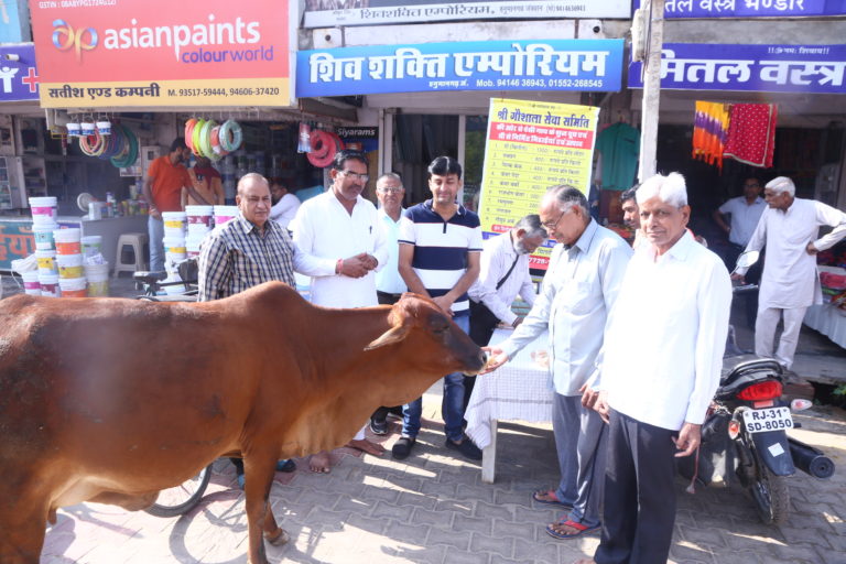 गौशाला मिठाई स्टॉल का शुभारम्भ, आयोजक बोले त्यौहारों पर मिलेगी आमजन को शुद्ध मिठाई