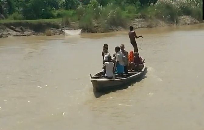 बिहार में बड़ा नाव हादसा, नाव से स्कूल जा रहे थे 30 बच्चे, मची चीख पुकार-Big boat accident in Bihar, 30 children were going to school by boat, there was screaming